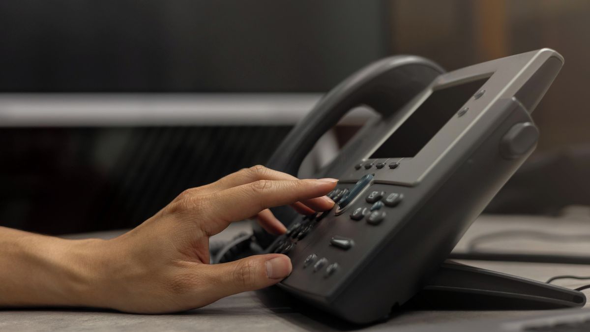 Telefonní automat na úřadě nabízel komunikaci ve španělštině, místo toho ji jen parodoval přízvukem